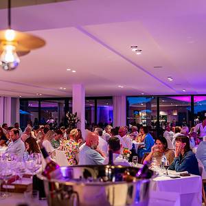 Een groep mensen genietend van Dinner & Dance 16-03-24 aan een tafel in een restaurant.