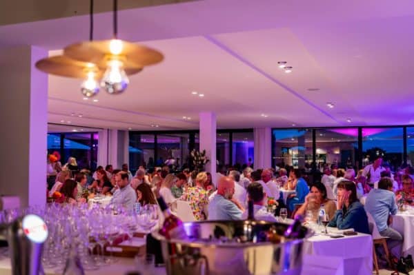 Een groep mensen genietend van Dinner & Dance 16-03-24 aan een tafel in een restaurant.